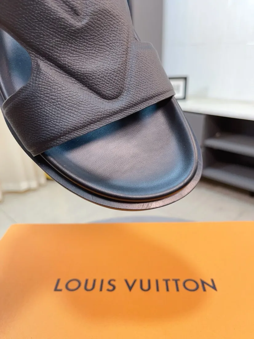 Men's shoes💰300🌹🌹【LV】Multi-color new men's slippers, original top quality version, original special cowhide cross pattern➕sheepskin inside and side, non-slip combined sole, more stable walking, more comfortable and lightweight, high-end and generous, size: 38~44
